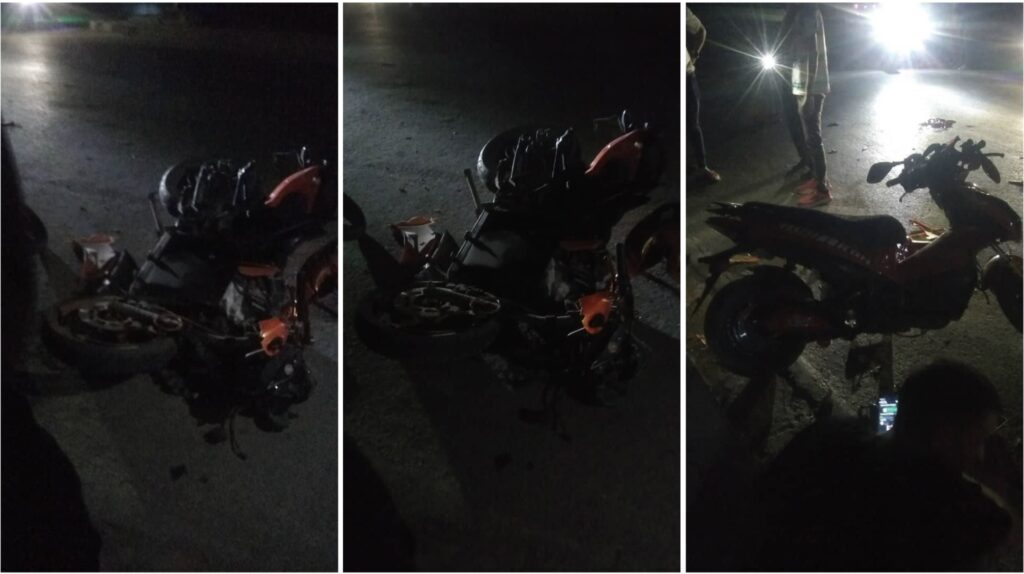 Accidente de moto en carretera oscura.